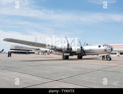 Doc, un B-29 Superfortress siede sul flightline prima di volare a Whiteman Air Force Base, Missouri, il 14 giugno 2019 all'Springfield-Branson Aeroporto Nazionale di Springfield, Missouri. Doc è uno dei due B-29's ancora in condizione di volo. (U.S. Air Force foto di Airman 1. Classe Parker J. McCauley) Foto Stock