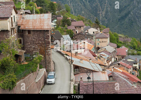 Il villaggio di Roure sul bordo del Parco Nazionale del Mercantour - Provence, Francia. Foto Stock