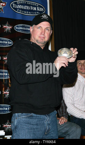 Garth Brooks arriva a una conferenza stampa per annunciare un nuovo partenariato di beneficenza tra Garth Brooks' i compagni di squadra per bambini Foundation e i Professional Bull Riders associazione al Madison Square Garden di New York il 8 gennaio 2010. UPI /Laura Cavanaugh Foto Stock