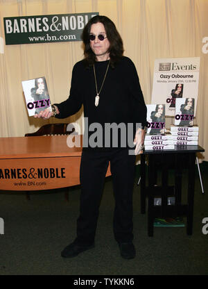 Ozzy Osbourne segni le copie del suo libro "Io sono Ozzy' presso Barnes & Noble a New York il 25 gennaio 2010. UPI /Laura Cavanaugh Foto Stock