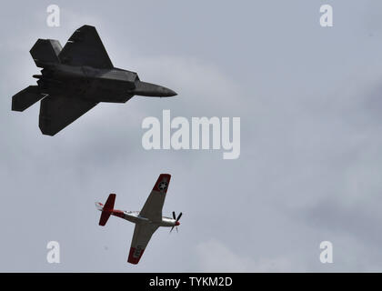 Un F-22 Raptor e P Mustang volare durante 2019 Skyfest Open House e su Airshow Fairchild Air Force Base, 22 giugno 2019. Skyfest 2019 ha offerto un panorama unico del Team Fairchild del ruolo di attivazione rapida mobilità globale per gli Stati Uniti Air Force. Lo spettacolo presentato più di antenna 13 atti e 16 la visualizzazione statica di aeromobili, nonché altre attrazioni e visualizza. (U.S. Air Force foto di Airman Kiaundra Miller) Foto Stock