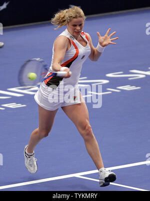 Kim Clijsters colpisce un diretti nella sua semifinale partita contro Ana Ivanovic al BNP Paribas Showdown al Madison Square Garden di New York City il 1 marzo 2010. UPI/John Angelillo Foto Stock