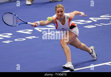 Kim Clijsters colpisce un diretti nella sua partita contro Venus Williams nella fase finale del BNP Paribas Showdown al Madison Square Garden di New York City il 1 marzo 2010. UPI/John Angelillo Foto Stock