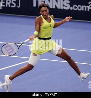 Venus Williams colpisce un diretti nella sua partita contro Kim Clijsters nella fase finale del BNP Paribas Showdown al Madison Square Garden di New York City il 1 marzo 2010. UPI/John Angelillo Foto Stock