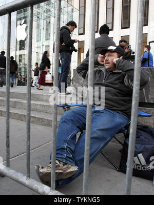 Greg Packer di Huntington NY è la prima in linea presso il negozio Apple Store sulla Quinta Avenue alla vigilia del 3 di aprile il rilascio del nuovo iPad Apple a New York City il 2 aprile 2010. UPI/John Angelillo Foto Stock