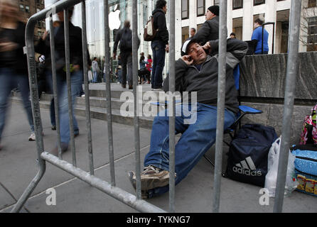 Greg Packer di Huntington NY è la prima in linea presso il negozio Apple Store sulla Quinta Avenue alla vigilia del 3 di aprile il rilascio del nuovo iPad Apple a New York City il 2 aprile 2010. UPI/John Angelillo Foto Stock