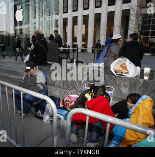 Greg Packer di Huntington NY è la prima in linea presso il negozio Apple Store sulla Quinta Avenue alla vigilia del 3 di aprile il rilascio del nuovo iPad Apple a New York City il 2 aprile 2010. UPI/John Angelillo Foto Stock