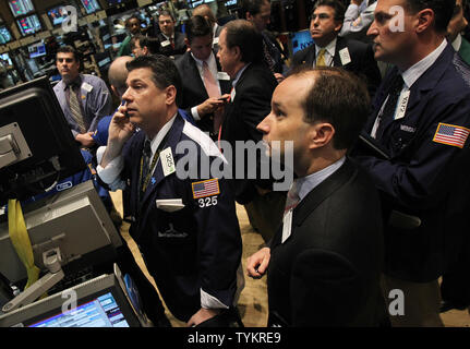 Wall Street employes sono impegnati a momenti di lavoro dopo la campana di apertura sul pavimento del NYSE su Wall Street a New York City il 7 maggio 2010. UPI/John Angelillo Foto Stock