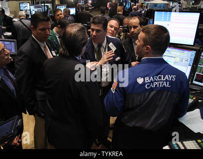 Wall Street employes sono impegnati a momenti di lavoro dopo la campana di apertura sul pavimento del NYSE su Wall Street a New York City il 7 maggio 2010. UPI/John Angelillo Foto Stock