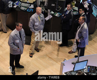 Wall Street employes sono impegnati a momenti di lavoro prima della campana di apertura sul pavimento del NYSE su Wall Street a New York City il 7 maggio 2010. UPI/John Angelillo Foto Stock