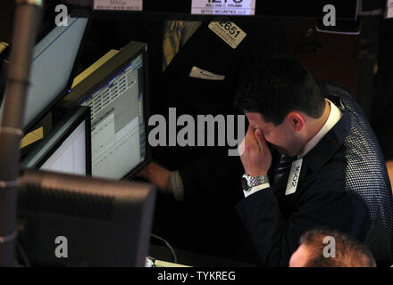 Wall Street employes sono impegnati a momenti di lavoro prima della campana di apertura sul pavimento del NYSE su Wall Street a New York City il 7 maggio 2010. UPI/John Angelillo Foto Stock