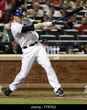 New York Mets Jason Bay urta un RBI double nel primo inning contro il Philadelphia Phillies al Citi Field di New York City il 27 maggio 2010. UPI/John Angelillo Foto Stock