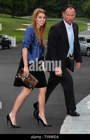 La principessa Beatrice di York arriva a Greenwich Country Club insieme con gli altri ospiti che sono interessati nella carità Sentebale in Greenwich, Connecticut su Giugno 26, 2010. UPI/John Angelillo Foto Stock