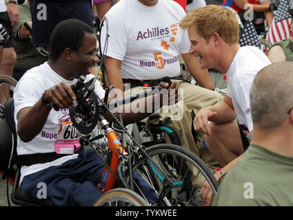 La Gran Bretagna è il principe Harry incontra i partecipanti di Achille speranza e possibilità gara al Central Park di New York City il 27 giugno 2010. UPI/John Angelillo Foto Stock