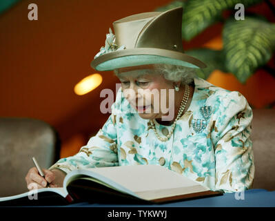 La regina Elisabetta II, 84 della Gran Bretagna, segni un guest book dopo che ella ha rivolto l'Assemblea generale delle Nazioni Unite il 6 luglio, 2010 a New York. Il discorso segna la sua seconda apparizione sempre presso le Nazioni Unite, il primo luogo in 1957, come ella fa una breve visita alla città. UPI foto/Monika Graff.. Foto Stock