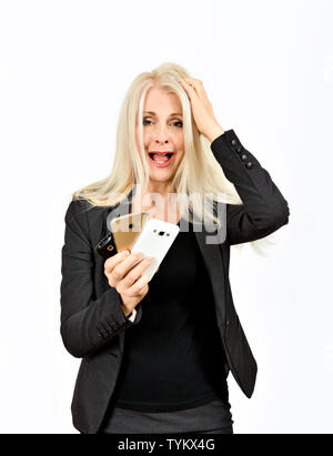 Le donne d'affari nella disperazione con la mano sulla testa e con tre telefoni cellulari non sapendo che risponde per primo Foto Stock