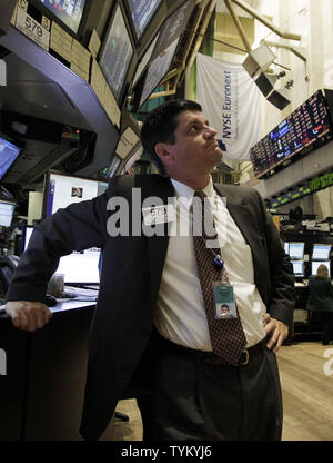 Wall Street employes sono impegnati a momenti di lavoro dopo la campana di apertura sul pavimento del NYSE su Wall Street a New York City il 25 agosto 2010. UPI/John Angelillo Foto Stock