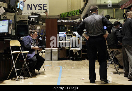 Wall Street employes sono impegnati a momenti di lavoro dopo la campana di apertura sul pavimento del NYSE su Wall Street a New York City il 25 agosto 2010. UPI/John Angelillo Foto Stock