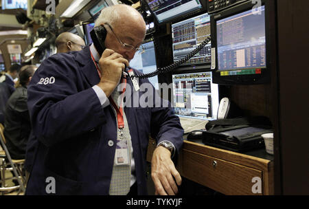 Wall Street employes sono impegnati a momenti di lavoro dopo la campana di apertura sul pavimento del NYSE su Wall Street a New York City il 25 agosto 2010. UPI/John Angelillo Foto Stock