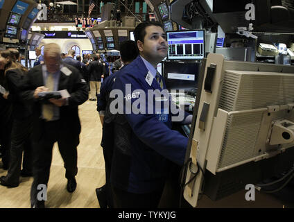 Wall Street employes sono impegnati a momenti di lavoro dopo la campana di apertura sul pavimento del NYSE su Wall Street a New York City il 25 agosto 2010. UPI/John Angelillo Foto Stock