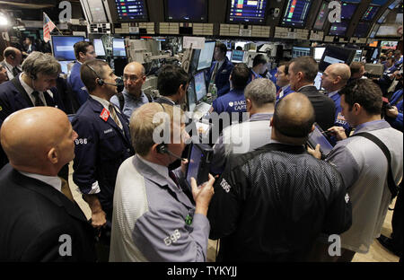 Wall Street employes sono impegnati a momenti di lavoro prima della campana di apertura sul pavimento del NYSE su Wall Street a New York City il 25 agosto 2010. UPI/John Angelillo Foto Stock