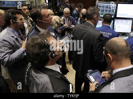 Wall Street employes sono impegnati a momenti di lavoro prima della campana di apertura sul pavimento del NYSE su Wall Street a New York City il 25 agosto 2010. UPI/John Angelillo Foto Stock