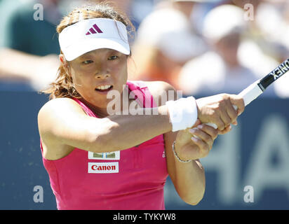 Ayumi MORITA del Giappone restituisce la sfera a Francesca Schiavone dell Italia durante il primo round di azione presso la U.S. Aprire tenuto presso il National Tennis Center su agosto 30, 2010 a New York. UPI foto/Monika graff ... Foto Stock