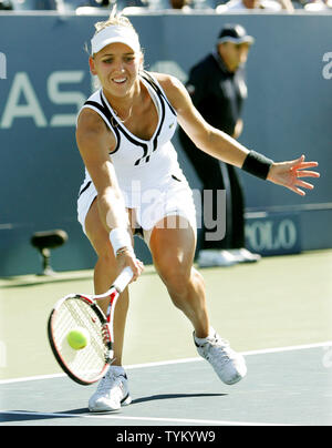 Elena Vesnina della Russia restituisce la sfera di Samantha STOSUR dell'Austria durante il primo round di azione presso la U.S. Aprire tenuto presso il National Tennis Center su agosto 30, 2010 a New York. UPI foto/Monika graff ... Foto Stock