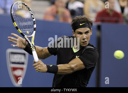 Rafael Nadal di Spagna colpi di rovescio nel secondo set di sua partita contro Teymuraz Gabashvili della Russia nel primo round di U.S. Aprire i campionati di tennis in Arthur Ashe Stadium di New York City il 31 agosto 2010. UPI/John Angelillo Foto Stock