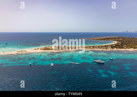 Formentera, bellissimo mare delle isole Baleari, vista aerea Foto Stock