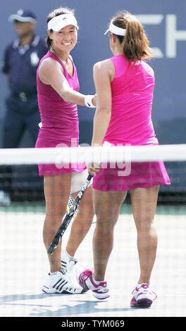 Il Giappone Kimiko Date Krumm (L) e partner Ayumi MORITA agitare le mani tra gioca come loro assumere serbi Jelena Jankovic e Bojana Jovanovski durante il primo round raddoppia l'azione a U.S. Aprire tenuto presso il National Tennis Center il 1 settembre 2010 a New York. UPI foto/Monika graff ... Foto Stock