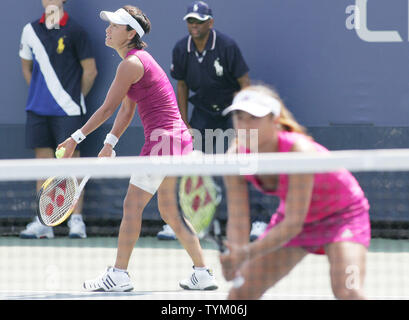 Kimiko Date Krumm (L) del Giappone serve come lei e il partner Ayumi MORITA, anche del Giappone, assumere serbi Jelena Jankovic e Bojana Jovanovski durante il primo round raddoppia l'azione a U.S. Aprire tenuto presso il National Tennis Center il 1 settembre 2010 a New York. UPI foto/Monika graff ... Foto Stock