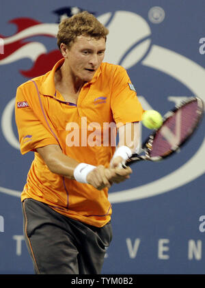 Denis Istomin dell Uzbekistan colpi di rovescio a Rafael Nadal di Spagna il giorno 5 presso l'U.S. Aprire i campionati di tennis in Arthur Ashe Stadium di New York City il 3 settembre 2010. UPI/John Angelillo Foto Stock