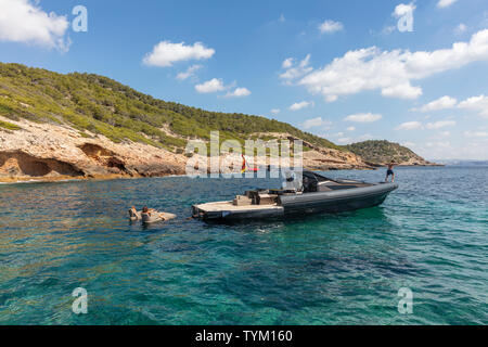 Persone in relax sui gonfiabili di barche a motore a Formentera, navigare nello splendido mare delle isole baleari Foto Stock