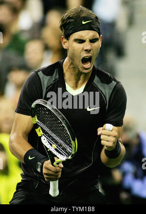 Seme superiore Rafael Nadal di Spagna reagisce dopo aver vinto una partita dalla terza-seme Novak Djokovic di Serbia nella terza serie del mens' partita finale presso l'U.S. Aprire tenuto presso il National Tennis Center il 12 settembre 2010 a New York. UPI /Monika Graff Foto Stock