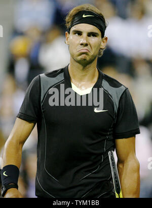 Seme superiore Rafael Nadal di Spagna reagisce dopo la perdita di un punto al terzo-seme Novak Djokovic di Serbia nella terza serie del mens' partita finale presso l'U.S. Aprire tenuto presso il National Tennis Center il 12 settembre 2010 a New York. UPI /Monika Graff Foto Stock