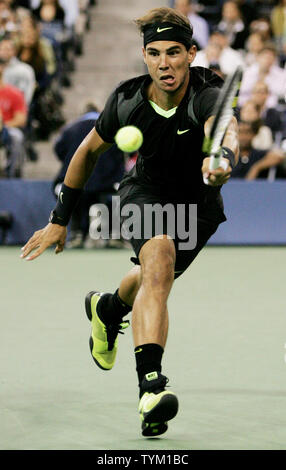 Seme superiore Rafael Nadal di Spagna restituisce la palla al terzo-seme Novak Djokovic di Serbia nella terza serie del mens' partita finale presso l'U.S. Aprire tenuto presso il National Tennis Center il 12 settembre 2010 a New York. UPI /Monika Graff Foto Stock