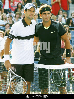 Terzo-seme Novak Djokovic (L) di Serbia e il seme superiore Rafael Nadal di Spagna pongono insieme prima di iniziare il loro mens' partita finale presso l'U.S. Aprire tenuto presso il National Tennis Center il 13 settembre 2010 a New York. UPI /Monika Graff Foto Stock