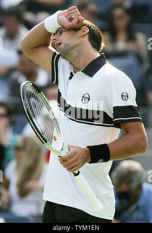 Novak Djokovic di Serbia, terzo seme, reagisce dopo dare un gioco al seme superiore Rafael Nadal di Spagna durante la prima serie di loro mens' partita finale presso l'U.S. Aprire tenuto presso il National Tennis Center il 13 settembre 2010 a New York. UPI /Monika Graff Foto Stock