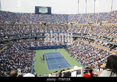 Terzo-seme Novak Djokovic di Serbia e il seme superiore Rafael Nadal di Spagna prendono su ogni altro in mens' partita finale presso l'U.S. Aprire tenuto presso il National Tennis Center il 13 settembre 2010 a New York. UPI /Monika Graff Foto Stock