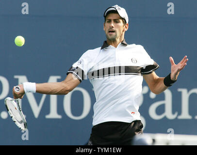 Novak Djokovic di Serbia, terzo seme, restituisce la sfera al seme superiore Rafael Nadal di Spagna durante il primo set del mens' partita finale presso l'U.S. Aprire tenuto presso il National Tennis Center il 13 settembre 2010 a New York. UPI /Monika Graff Foto Stock