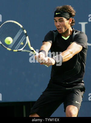 Seme superiore Rafael Nadal di Spagna restituisce la palla al terzo-seme Novak Djokovic di Serbia durante il primo set del mens' partita finale presso l'U.S. Aprire tenuto presso il National Tennis Center il 13 settembre 2010 a New York. UPI /Monika Graff Foto Stock