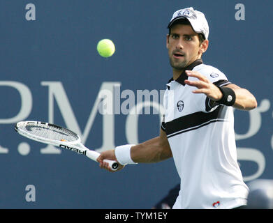 Novak Djokovic di Serbia, terzo seme, restituisce la sfera al seme superiore Rafael Nadal di Spagna durante il primo set del mens' partita finale presso l'U.S. Aprire tenuto presso il National Tennis Center il 13 settembre 2010 a New York. UPI /Monika Graff Foto Stock