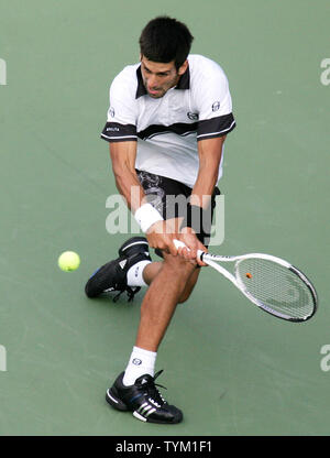 Novak Djokovic di Serbia, terzo seme, restituisce la sfera al seme superiore Rafael Nadal di Spagna durante il primo set del mens' partita finale presso l'U.S. Aprire tenuto presso il National Tennis Center il 13 settembre 2010 a New York. UPI /Monika Graff Foto Stock