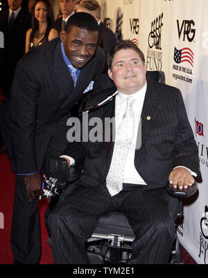 Ex giocatore di NFL Michael Irvin e Marc Buoniconti arrivano al venticinquesimo grandi leggende dello sport cena a beneficiare del Fondo di Buoniconti per curare la paralisi al Waldorf Astoria di New York City il 27 settembre 2010. UPI/John Angelillo Foto Stock