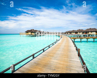 Atollo del Nord di Male, Maldive - 12 Luglio 2018: bellissimo paesaggio di acqua oltre ville in hotel di lusso, isole Maldive Foto Stock