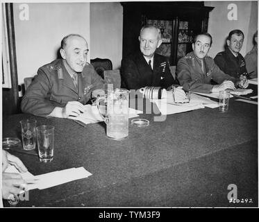 Prendendo parte al combinato di capi di Stato Maggiore discussioni alla Conferenza di Potsdam in Germania, L a R: Lt. Gen. Sir Gordon McCready, ammiraglio della flotta Sir Andrew Cunningham e il Maresciallo di Campo Sir Alan Brooke (ufficiali britannici). Foto Stock