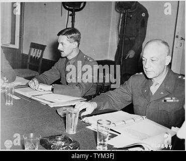 Prendendo parte al combinato di capi di Stato Maggiore discussione durante la Conferenza di Potsdam in Germania, L a R: Col. Thomas Hadden, esercito britannico, e il tenente Gen. J. E. Hull, U. S. esercito. Foto Stock