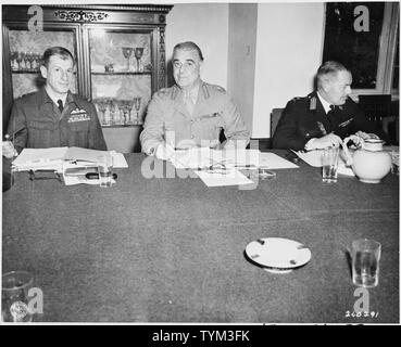 Prendendo parte al combinato di capi di Stato Maggiore discussioni alla Conferenza di Potsdam in Germania, L a R: Maresciallo della Royal Air Forces, Sir Charles Portal, Gen. Sir Ismay Hastings e gen. L. C. Hollis. Foto Stock