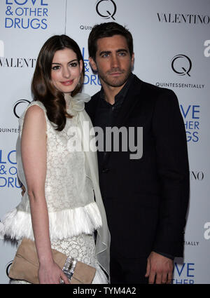 Anne Hathaway e Jake Gyllenhaal arrivare per la premiere di " Amore & altri farmaci' al Directors Guild of America Theatre di New York il 16 novembre 2010. UPI /Laura Cavanaugh Foto Stock